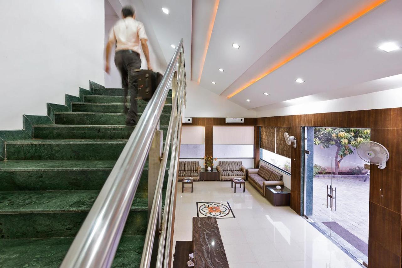 Hotel Shirdi Sai Wada Buitenkant foto