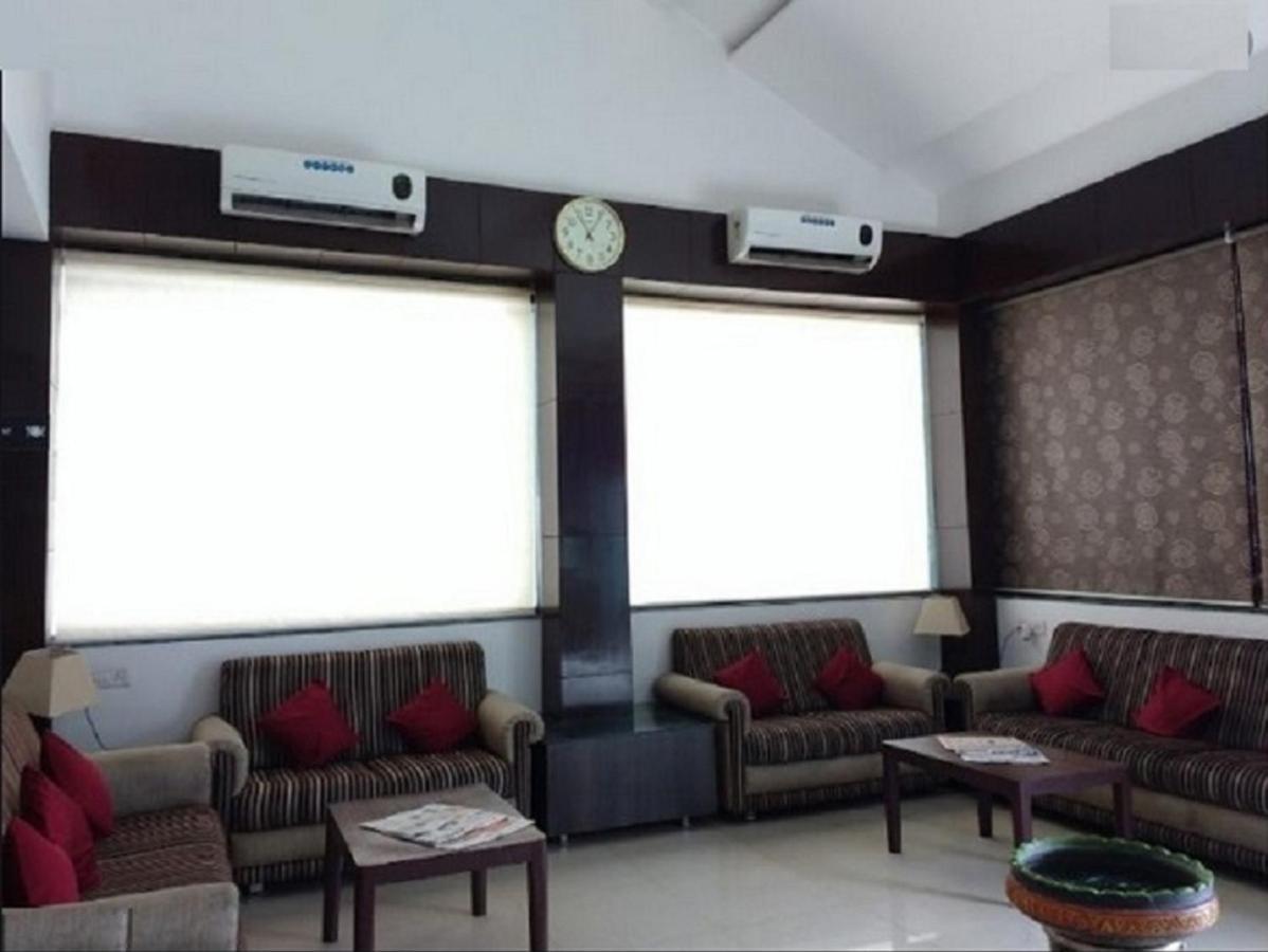Hotel Shirdi Sai Wada Buitenkant foto