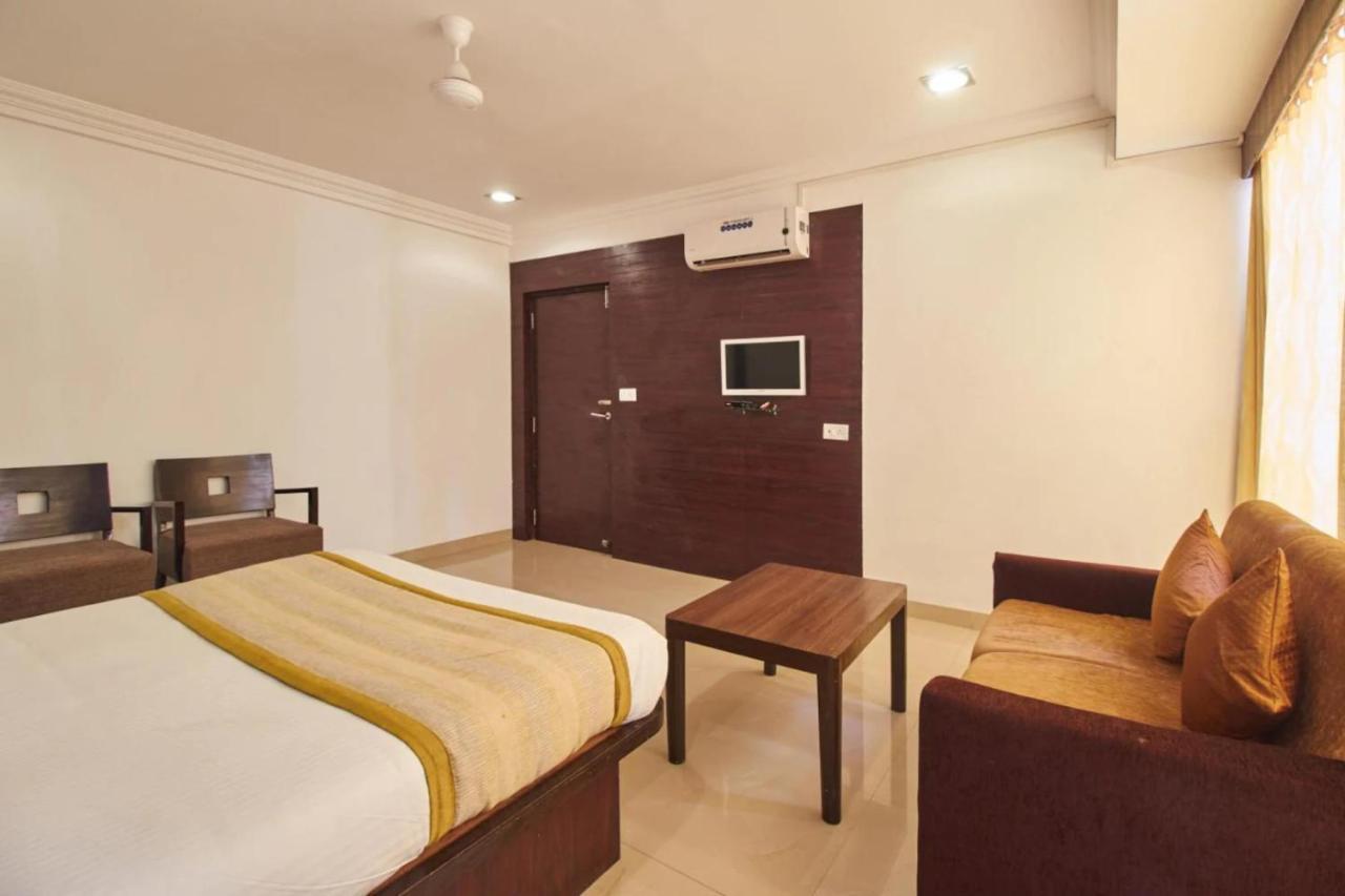 Hotel Shirdi Sai Wada Buitenkant foto
