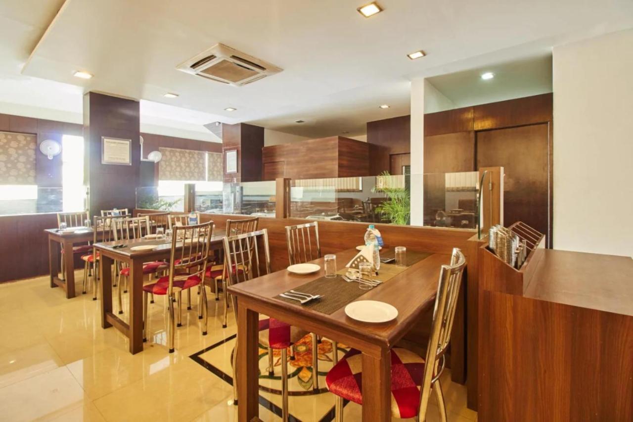Hotel Shirdi Sai Wada Buitenkant foto