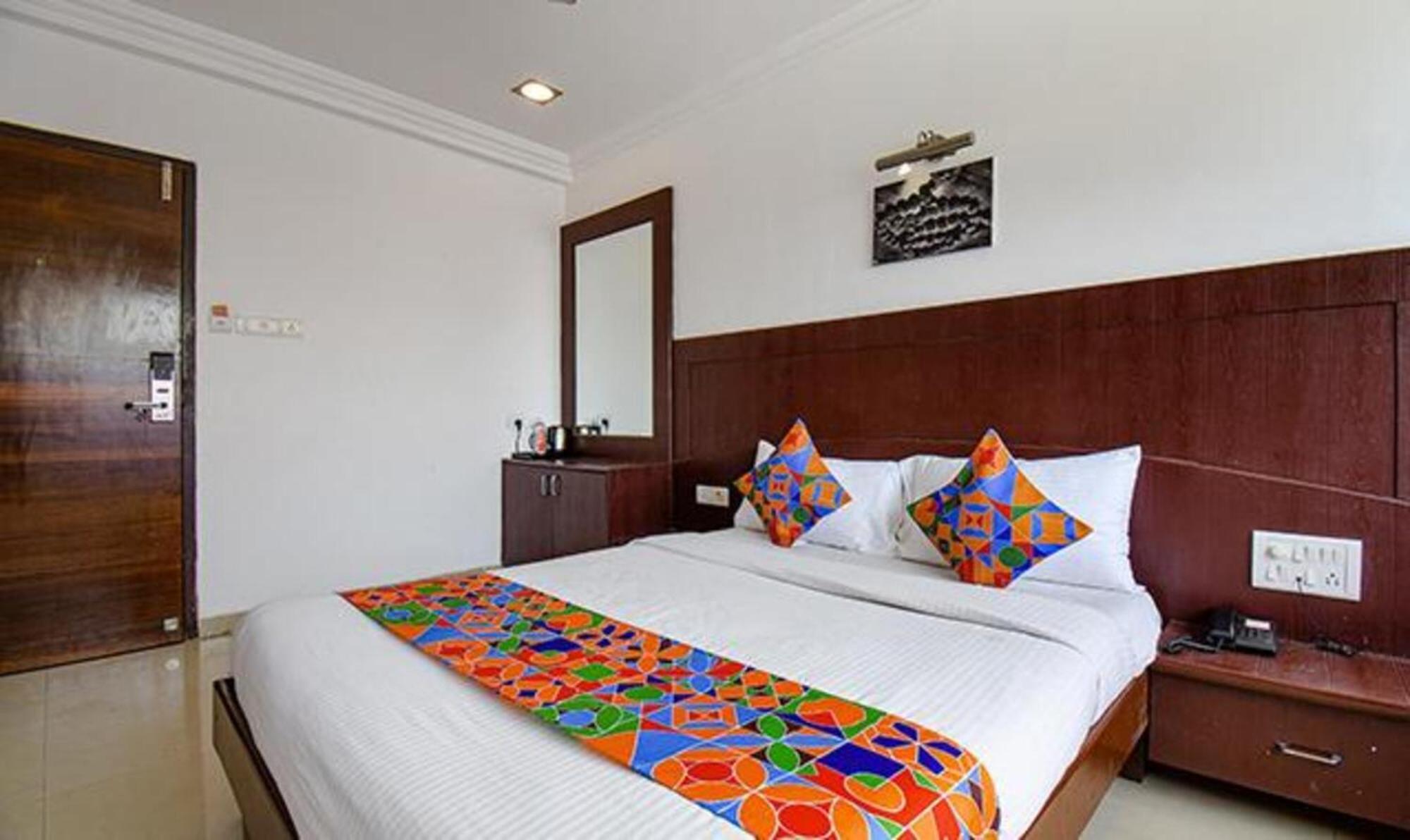 Hotel Shirdi Sai Wada Buitenkant foto