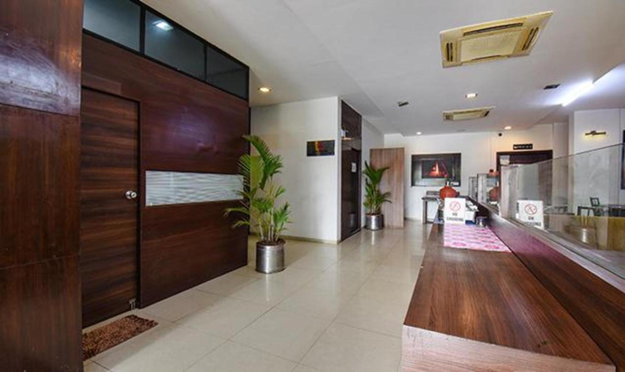 Hotel Shirdi Sai Wada Buitenkant foto