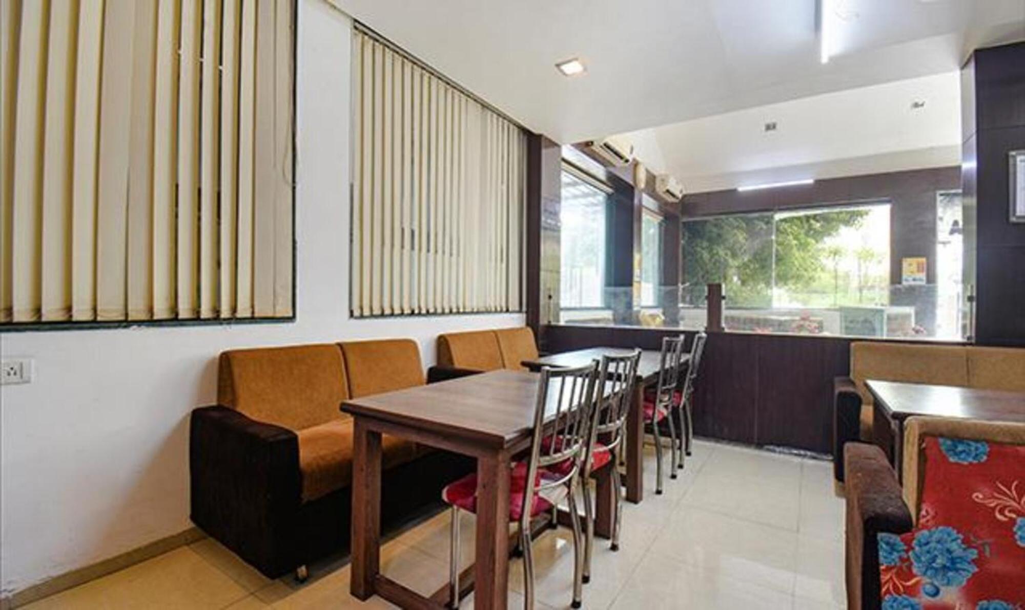 Hotel Shirdi Sai Wada Buitenkant foto