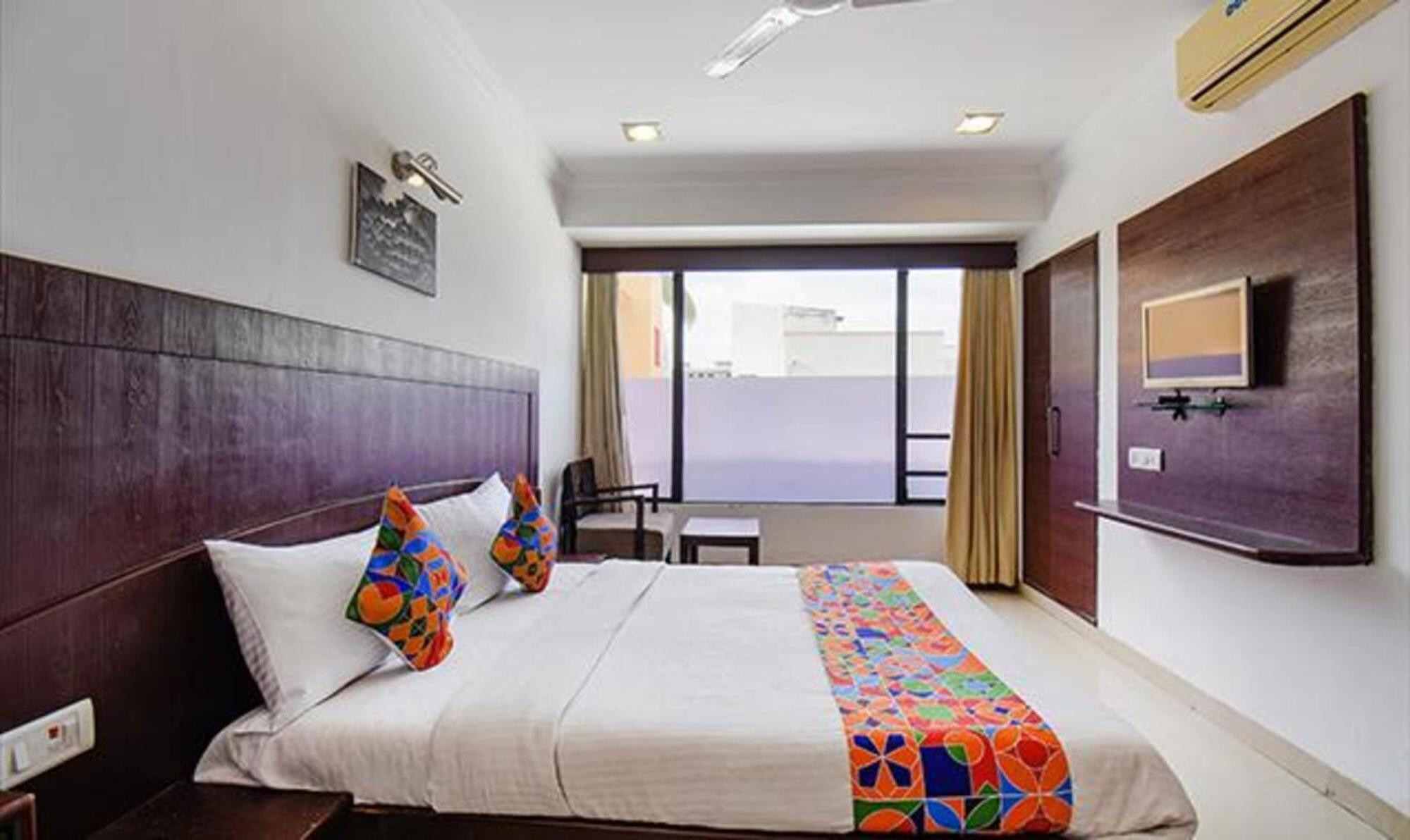 Hotel Shirdi Sai Wada Buitenkant foto