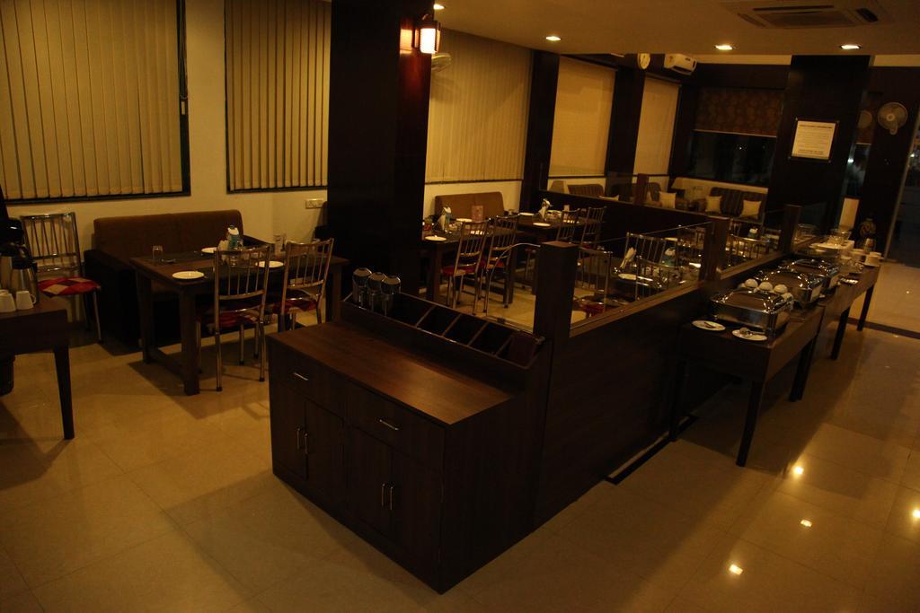 Hotel Shirdi Sai Wada Buitenkant foto