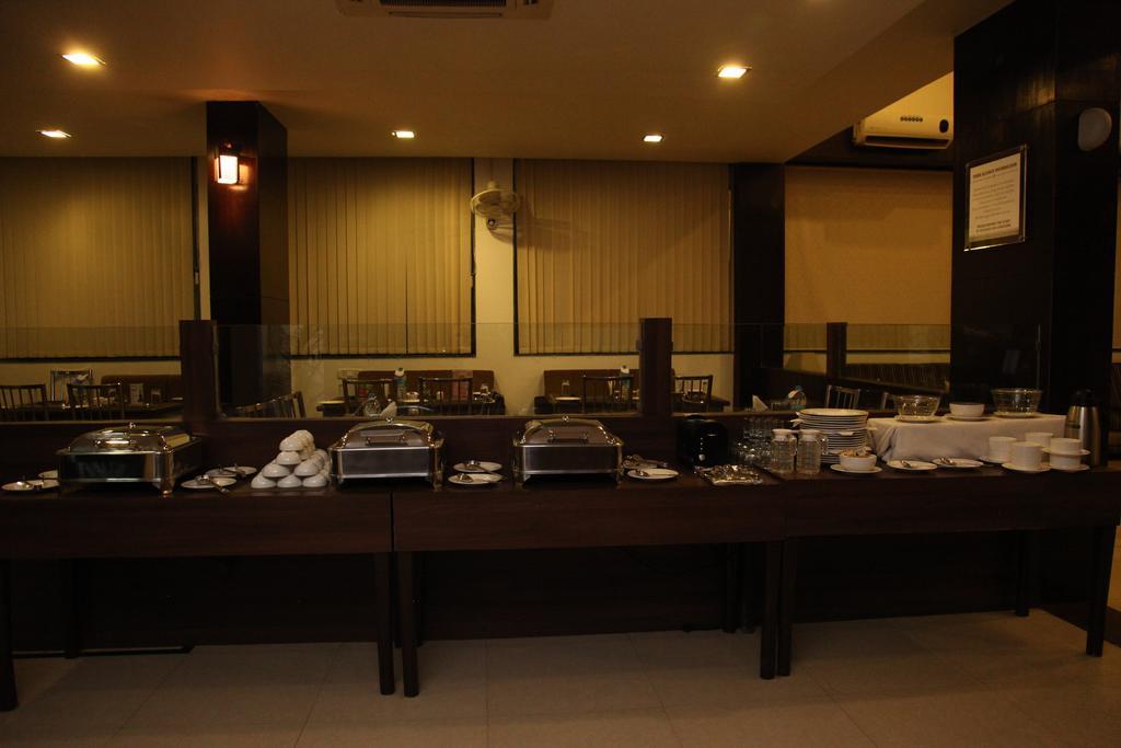 Hotel Shirdi Sai Wada Buitenkant foto