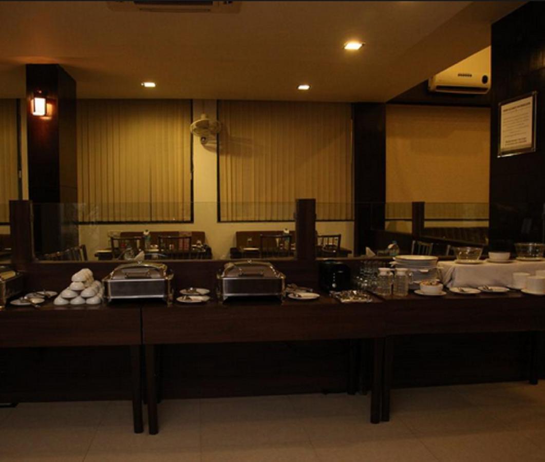 Hotel Shirdi Sai Wada Buitenkant foto