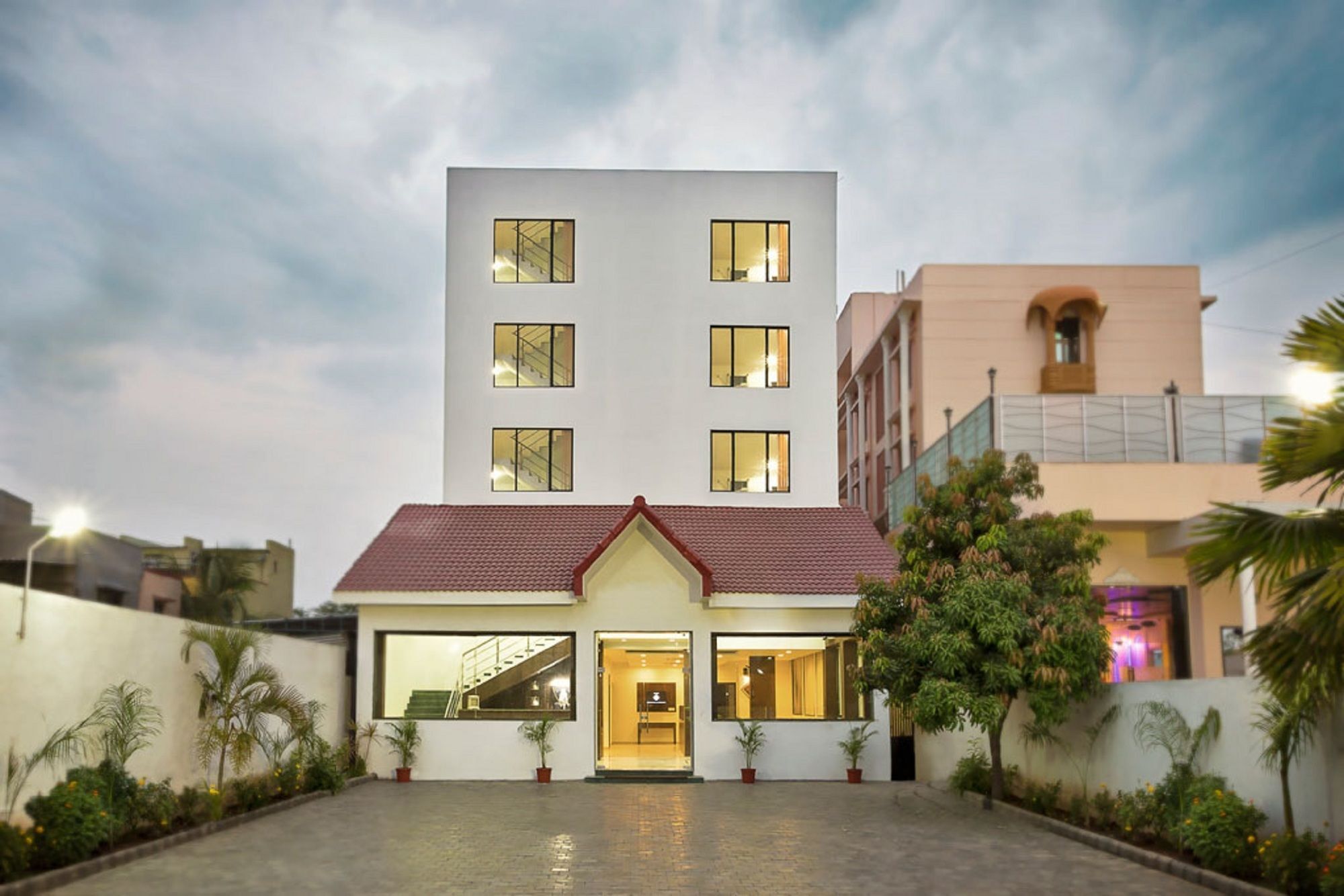 Hotel Shirdi Sai Wada Buitenkant foto